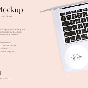 Könnte beinhalten: Mockup eines Laptops mit einem weißen runden Aufkleber auf dem Trackpad. Der Aufkleber trägt den Text "Your Design Here".