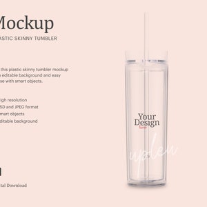 Può includere: Un bicchiere sottile in plastica trasparente con una cannuccia e uno sfondo bianco. Sul bicchiere è stampato il testo "Your Design".