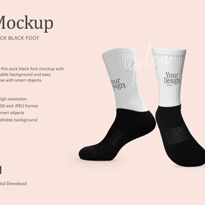 Peut inclure: Maquette d'une paire de chaussettes blanches avec des pieds noirs. Les chaussettes portent le texte "Your Design". Le fond est de couleur rose clair.