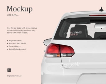 Può includere: Auto bianca con un adesivo sul lunotto posteriore che dice "YOUR DESIGN here". L'adesivo è un mockup per un design di adesivo per auto.
