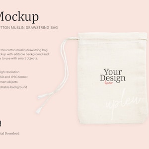 Puede incluir: Una maqueta de bolsa de cordón de muselina de algodón blanco con el texto "Your Design here" en negro. La bolsa está aislada sobre un fondo rosa claro.