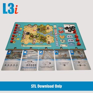 Może przedstawiać: Gra planszowa z turkusową powierzchnią do gry, przedstawiająca pustynny krajobraz z sześciokątnymi przestrzeniami. Czerwone i czarne elementy gry są umieszczone wokół planszy. Pięć kart jest wyświetlanych na dole. Tekst "STL Download Only" znajduje się na dole.