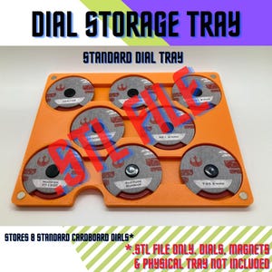 Op de afbeelding: Oranje plastic dienblad met acht ronde uitsparingen voor het opbergen van standaard kartonnen spelwijzerplaten. Het dienblad is gelabeld met "DIAL STORAGE TRAY" en "STANDARD DIAL TRAY". De tekst "*STL FILE ONLY. DIALS, MAGNETS & PHYSICAL TRAY NOT INCLUDED" staat onderaan de afbeelding.