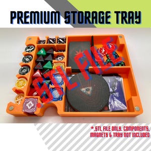 Puede incluir: Bandeja de almacenamiento de plástico naranja con compartimentos para dados, fichas y cartas. La bandeja tiene un tablero de juego circular en blanco y negro, una carta en blanco y negro y una ficha en blanco y negro. El texto "PREMIUM STORAGE TRAY" está en la parte superior de la imagen. El texto "*STL FILE ONLY. COMPONENTS. MAGNETS & TRAY NOT INCLUDED" está en la parte inferior de la imagen.
