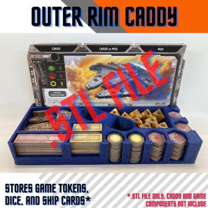 Op de afbeelding: Een blauwe plastic opbergdoos voor het spel Outer Rim. De doos heeft compartimenten voor het opbergen van speltokens, dobbelstenen en schipkaarten. De afbeelding toont de doos gevuld met spelonderdelen. De tekst op de afbeelding luidt "Outer Rim Caddy" en "Stores game tokens, dice, and ship cards".