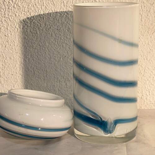 Vintage Murano glass vase decorated in a shops white and blue spiral. Dimensions: H.26 cm D. 13 cm