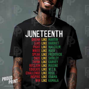 Può includere: Una maglietta nera con le parole "Juneteenth" e un elenco di nomi e frasi in rosso, verde e giallo. Il testo dice "Dream like Martin, Lead like Harriet, Fight like Malcolm, Write like Maya, Speak like Frederick, Dare like Shirley, Think like Garvey, Reclaim like Maxine, Educate like W.E.B, Challenge like Rosa, Inspire like Obama, Win like Kamala."