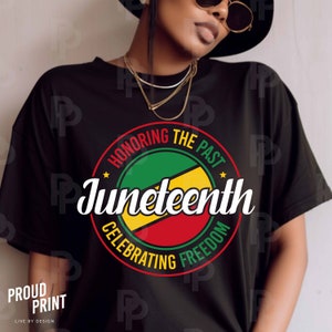 Puede incluir: Camiseta negra con un gráfico circular verde, amarillo y rojo que dice "Honoring the Past Juneteenth Celebrating Freedom".