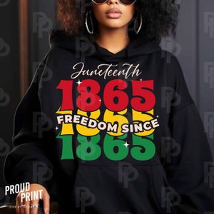 以下が含まれることがあります： 赤、黄、緑のテキスト「Juneteenth 1865 Freedom Since 1865」が描かれたグラフィックデザインの黒いパーカー