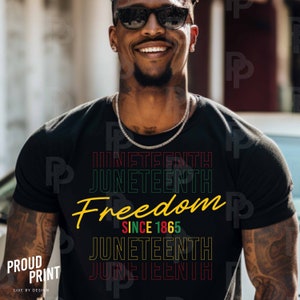 Puede incluir: Una camiseta negra con las palabras "Juneteenth Freedom Since 1865" impresas en amarillo, verde y rojo. Las palabras "Juneteenth" se repiten cuatro veces en un diseño apilado.