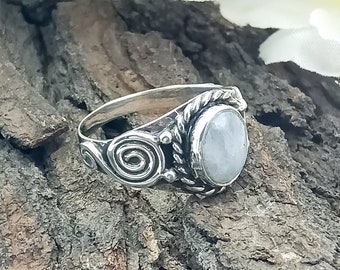 Anillo de piedra lunar arco iris natural boho, anillo de plata de piedra lunar, anillo de piedra lunar hecho a mano, anillo de piedra lunar de plata 925, anillo boho