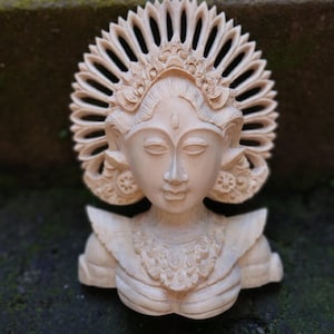 Hand Carved Balinese Woman Statue: Crocodile Wood Sculpture
