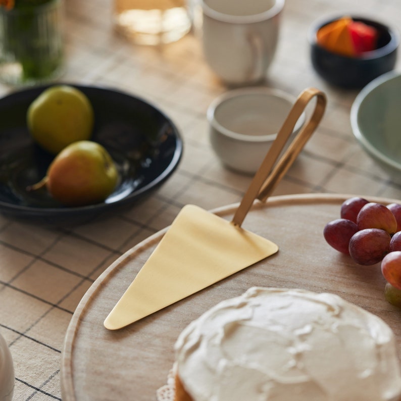 Loop Brass Cake Server - Thumbnail 4