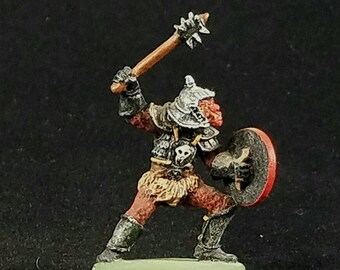 25mm Hobgoblin Cleric Painted Mini (da Ral Partha 11-446 Hobgoblins) mazza scudo Fighter Inquisitor Ranger Vigilante D&D Pathfinder