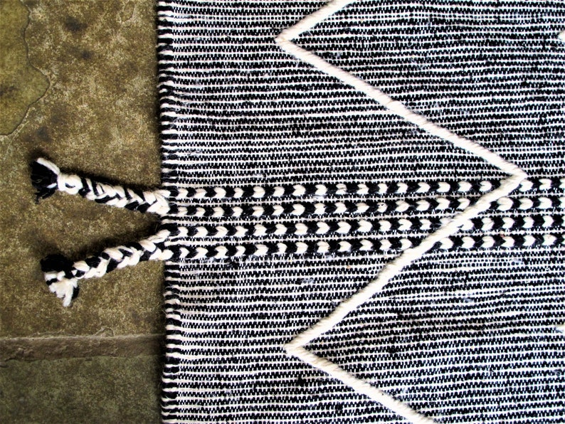 Moroccan Handmade Berber Rug Tribal from Atlas Mountains // 8.2 x 5ft // Fairtrade image 2