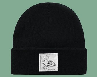 Zwarte Beanie met witte Patch, Kat schedel met Rozen ontwerp, Zwart wit illustratie, Alternatief, Gothic, Unisex