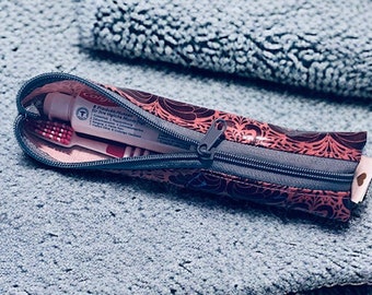 Zahnbürstentasche  Zahnbürstenetui Stiftetasche aus hochwertigen Au Maison Wachstuch Schlampermäppchen Stiftemäppchen - Schwan bordeaux rosa