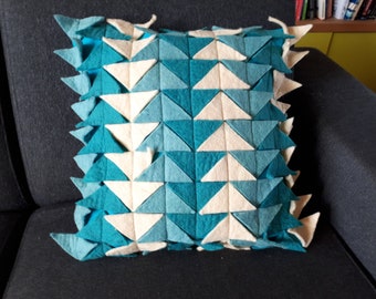 Couverture bleue et blanche de coussin de feutre de laine turquoise avec le modèle géométrique