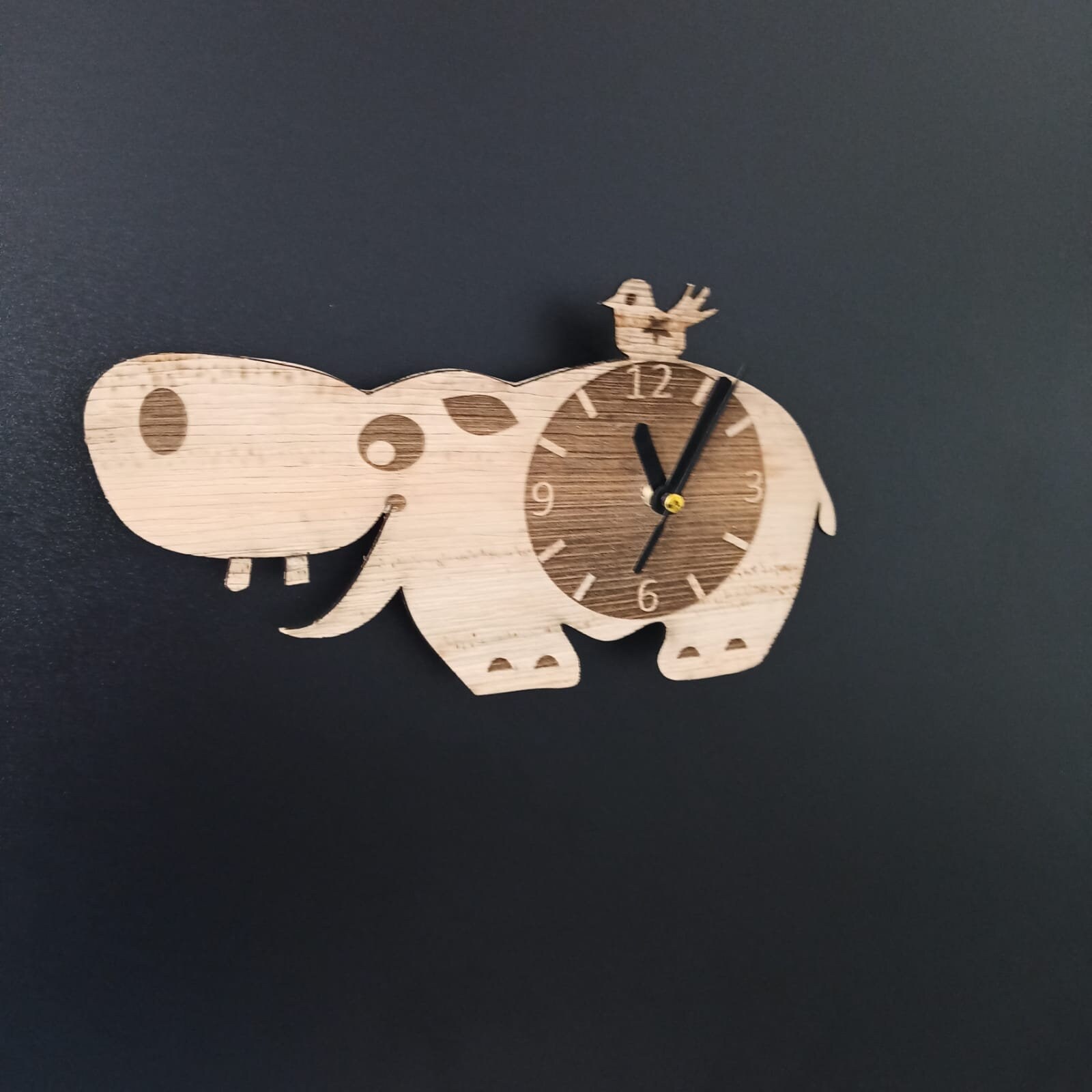 Horloge Hippo Réalisée à Partir de Feuilles Palmier