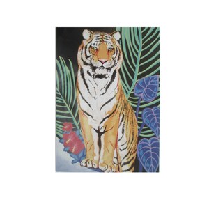 Könnte beinhalten: Ein Gemälde eines Tigers, der in einer Dschungelkulisse sitzt. Der Tiger ist orange und schwarz mit weißen Streifen. Der Hintergrund ist dunkelgrün mit blauen und violetten Blumen.