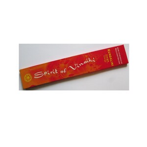 Könnte beinhalten: Eine rote und orangefarbene Schachtel mit Spirit of Vinaiki Kundalini Energy Räucherstäbchen. Die Schachtel trägt den weißen Schriftzug "Spirit of Vinaiki" und "Kundalini Energy".