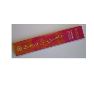 Könnte beinhalten: Eine rosa und orangefarbene Schachtel mit Räucherstäbchen mit dem Text "Spirit of Vinaiki" und "Tantra" in gelber Schrift. Die Schachtel enthält auch den Text "Sinnnlichkeit" und "Sensualitaet" in kleinerer Schrift.