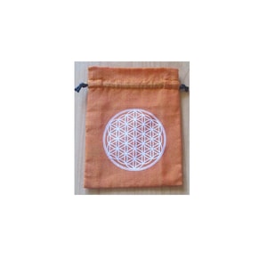 Könnte beinhalten: Ein orangefarbener Kordelzugbeutel mit einem weißen Flower-of-Life-Design. Der Beutel besteht aus einem strukturierten Stoff und hat einen schwarzen Kordelzugverschluss. Das Flower of Life ist ein geometrisches Muster aus sich überlappenden Kreisen.