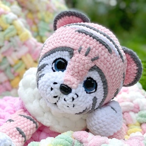 Brinquedo de malha para dormir pijama brinquedo para guardar pijama tigre de pelúcia grande tigre rosa de malha travesseiro de crochê brinquedo tigre um presente para uma menina