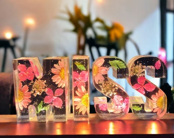 Nachtlichter mit Buchstaben aus Kunstharz, Geburtstagsgeschenk, personalisierte Blumenlampe, personalisierte Namenslampe, Geschenk für Sie, Wohndekoration, getrocknetes Blumenlicht aus Kunstharz