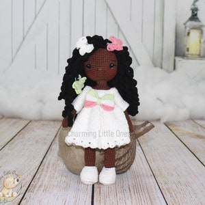 Bambola afroamericana, bambola amigurumi fatta a mano all&#39;uncinetto, bambola nera, pronta all&#39;uso
