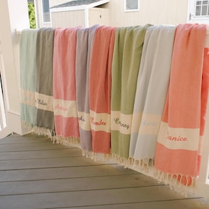 Turkisk strandhandduk, personlig handduk, brudtärnepresent, broderad bröllopspresent, möhippa, present till henne, lättviktig peshtemal bild 7