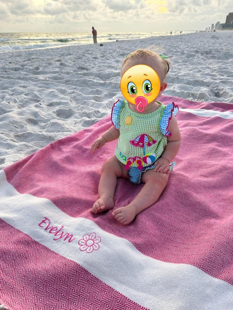 Turkisk strandhandduk, personlig handduk, brudtärnepresent, broderad bröllopspresent, möhippa, present till henne, lättviktig peshtemal bild 1