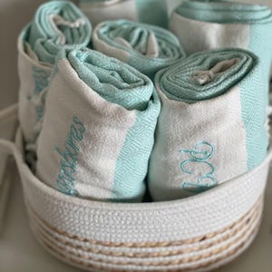 Turkisk strandhandduk, personlig handduk, brudtärnepresent, broderad bröllopspresent, möhippa, present till henne, lättviktig peshtemal bild 17