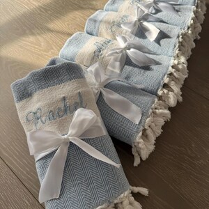 Turkisk strandhandduk, personlig handduk, brudtärnepresent, broderad bröllopspresent, möhippa, present till henne, lättviktig peshtemal bild 10