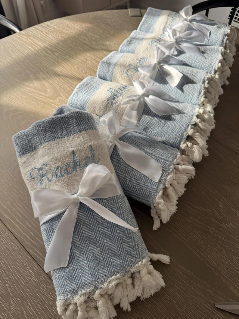 Turkisk strandhandduk, personlig handduk, brudtärnepresent, broderad bröllopspresent, möhippa, present till henne, lättviktig peshtemal bild 10