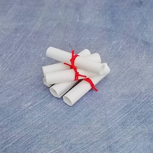 Papéis de rolagem brancos para mensagem em uma garrafa de casamento e batismo