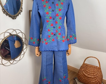 Traje vaquero con estampado de fresas de los años 70