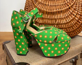 Zapatos de tacón con plataforma y estampado floral de los años 70