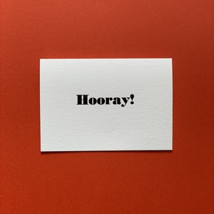 Tarjeta HOORAY » Tarjeta tipográfica impresa a mano con tipografía elegante