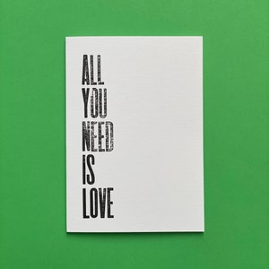 ALL You NEED is LOVE Card » Handgeprinte boekdrukkaart met behulp van stijlvolle typografie » Perfect voor alle Beatles-fans