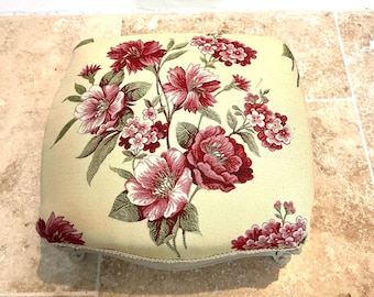 Petit repose-pieds entièrement restauré.