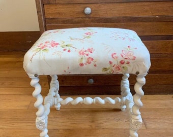 Tabouret/pouf Louis XVI entièrement restauré.