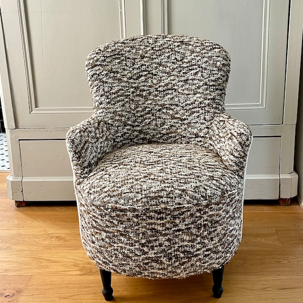 Rare: petit  fauteuil crapaud rond,  entièrement restauré.