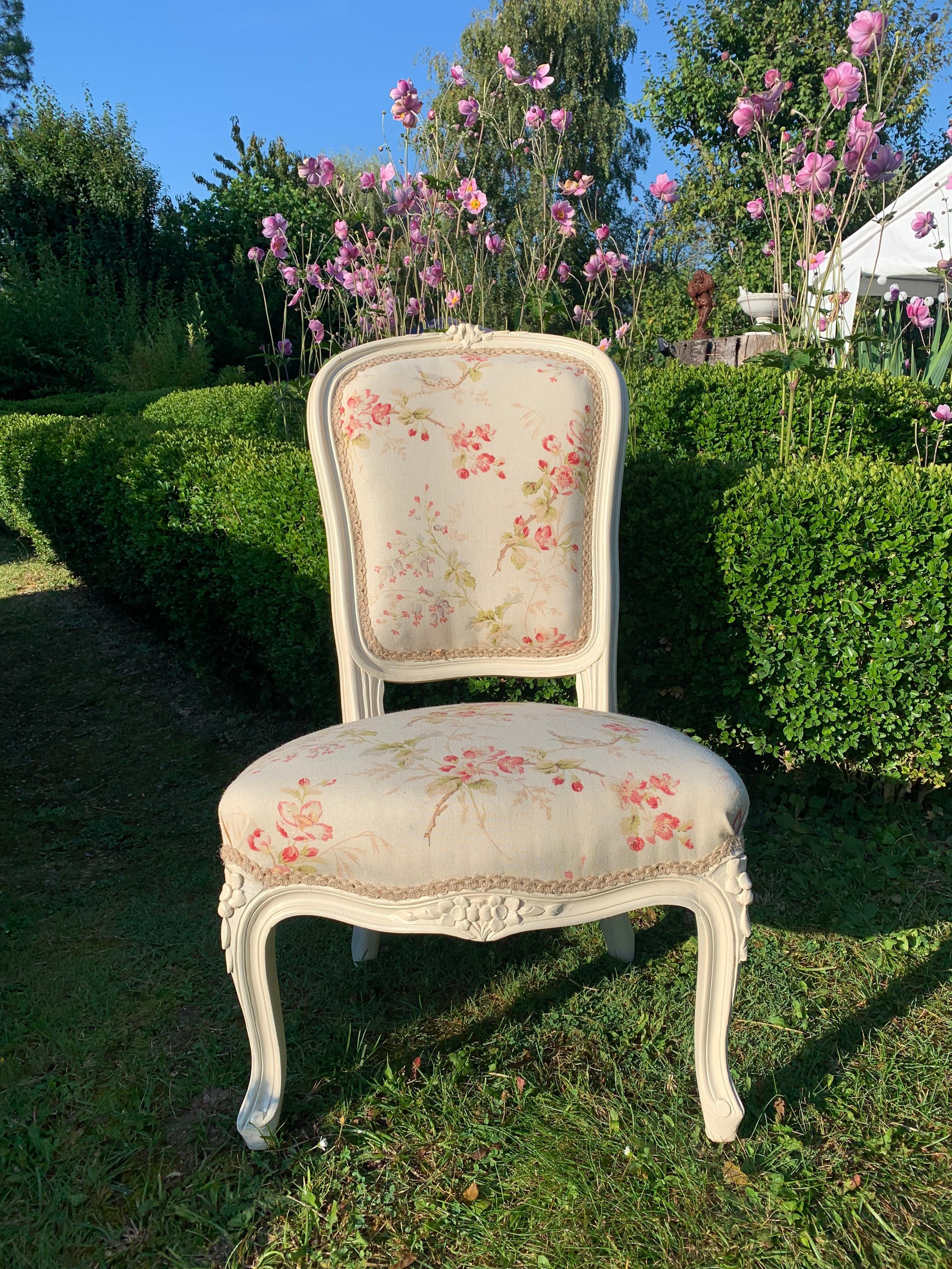 Chaise Basse de Style Louis Xv Restaurée.