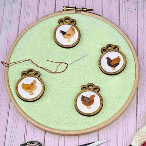 Magnetic needle holder wood and fabric accessory haberdashery cross stitch embroidery sewing handmade - Needle minder - Hen
