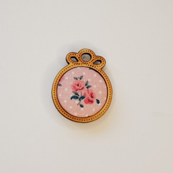 Porte aiguille aimanté accessoire pour la broderie et couture fait main en bois et tissus rose romantique