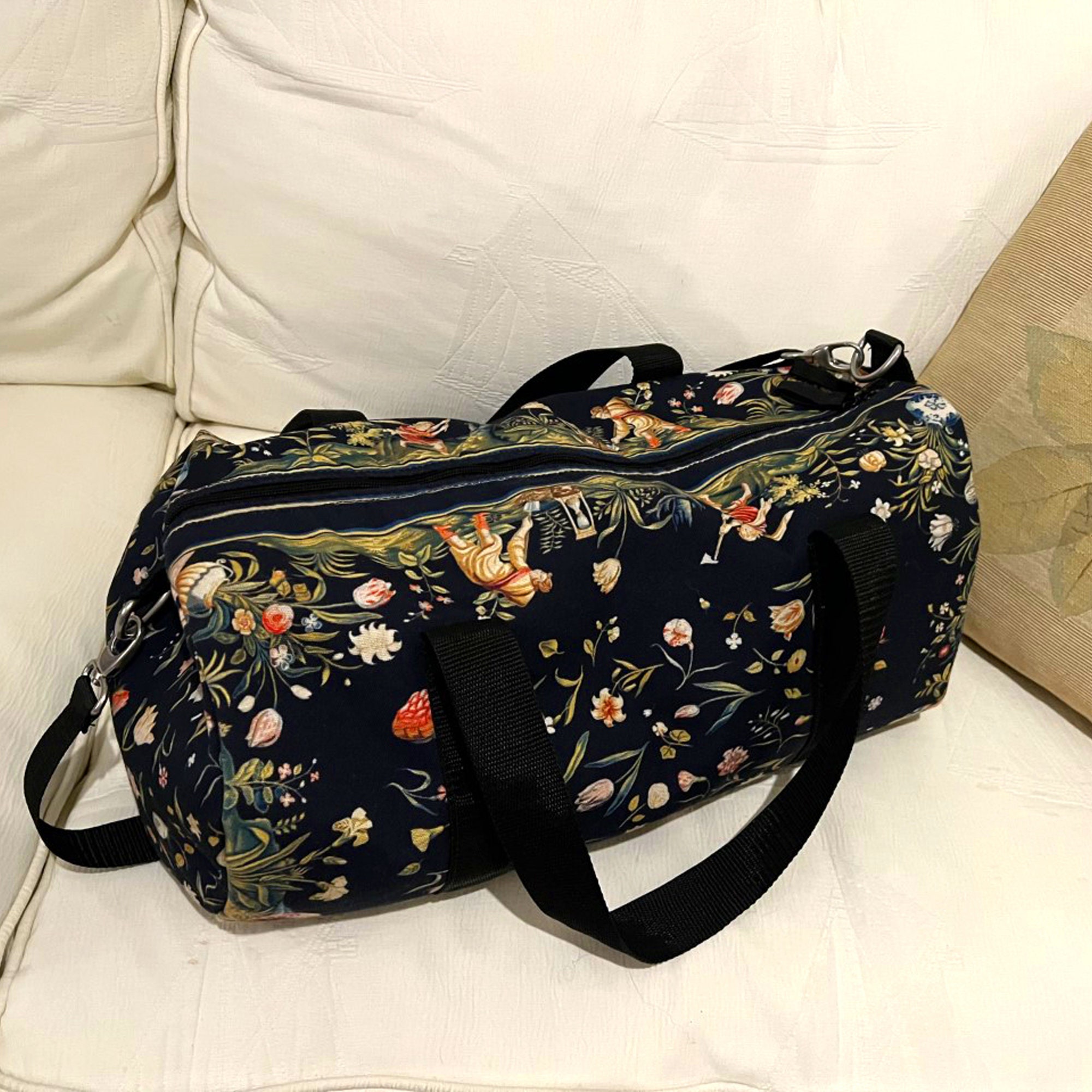 Signare Tapestry Large Travel Duffle Bag Ladies Overnight Weekender Carryon  Gym Sports Duffel bags for Women with Willow Bough Design (BHOLD-WIOW)