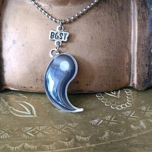 Mitad negra de un collar yin yang