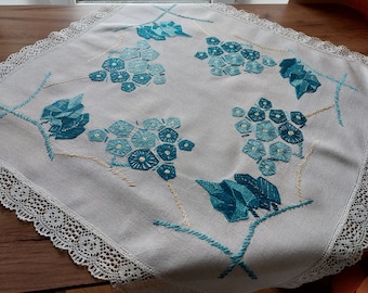 ヴィンテージの花柄の手刺繍の正方形テーブルマット、レースの縁付き、キッチンやリビングルームを暖かく演出 (F9)
