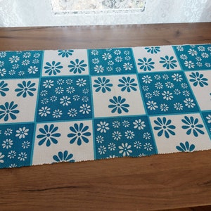 Vintage bloemen blauw wit bedrukte dikke katoenen tafelloper, tafeltopper, tafelkleed, tafeldecor, Vintage Home textiel (F9)